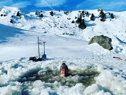 Eisloch mit Hintergrund