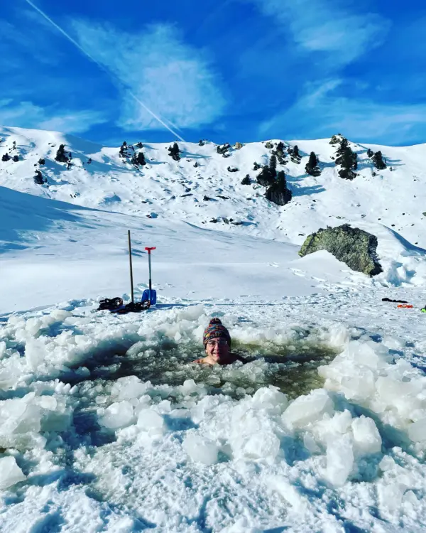 Eisloch mit Hintergrund