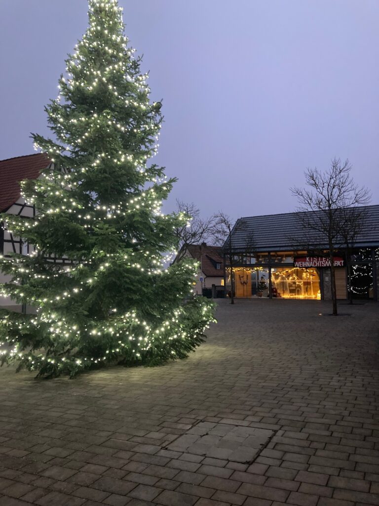 Weihnachtsmarkt auf dem Dorfplatz in Kist