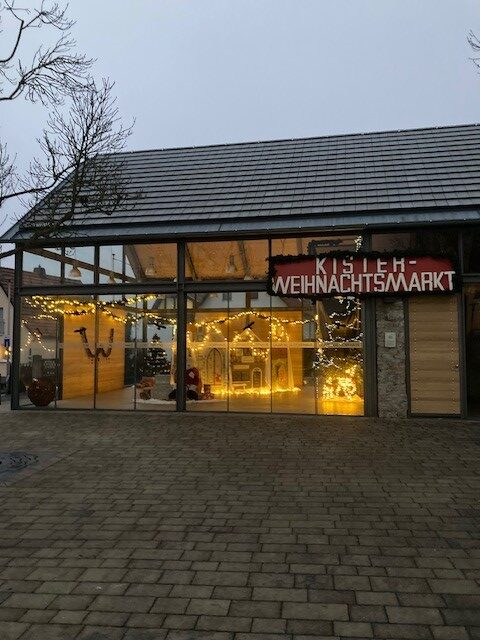 Weihnachtsmarkt auf dem Dorfplatz in Kist