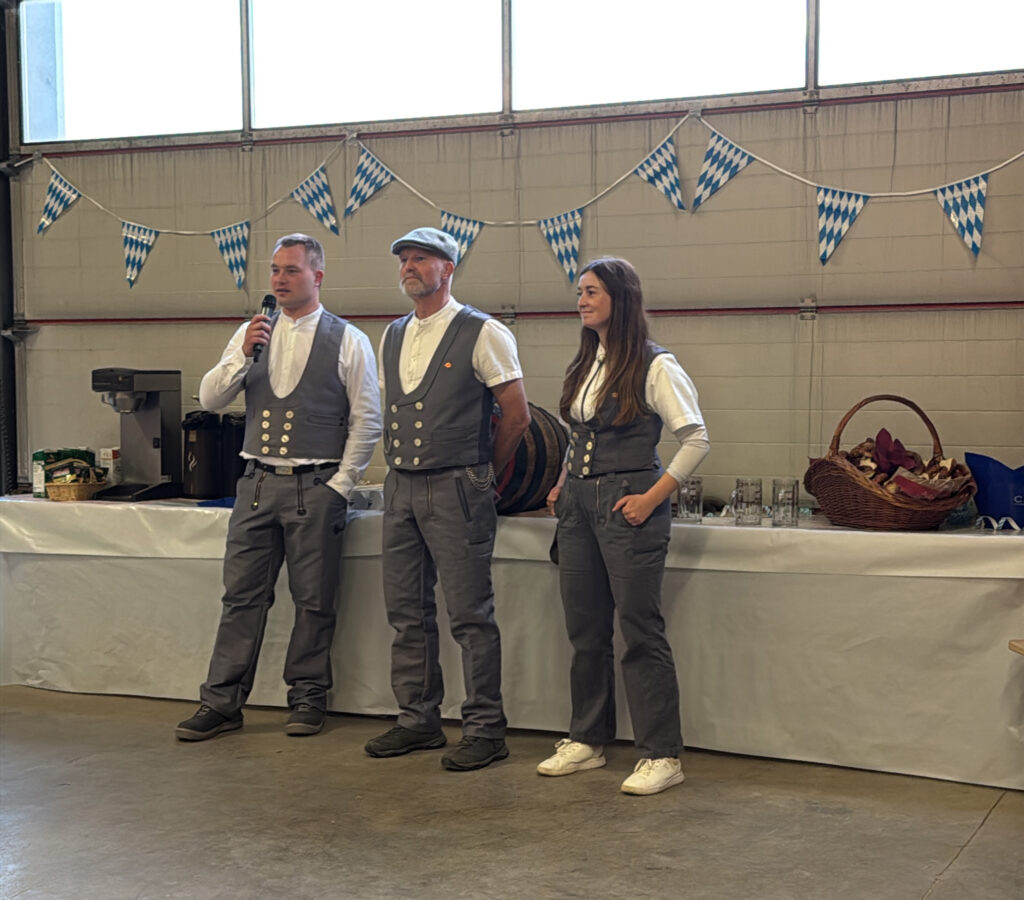 Eckert Bauteam feiert Oktoberfest im Bauhof in Hardheim