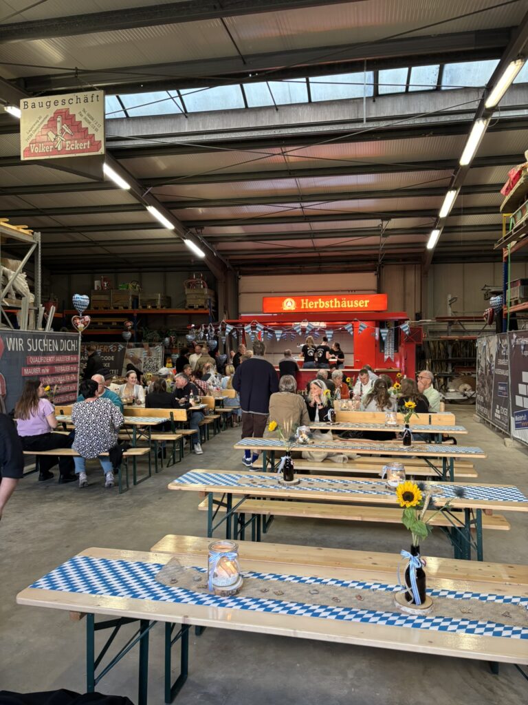 Eckert Bauteam feiert Oktoberfest im Bauhof in Hardheim
